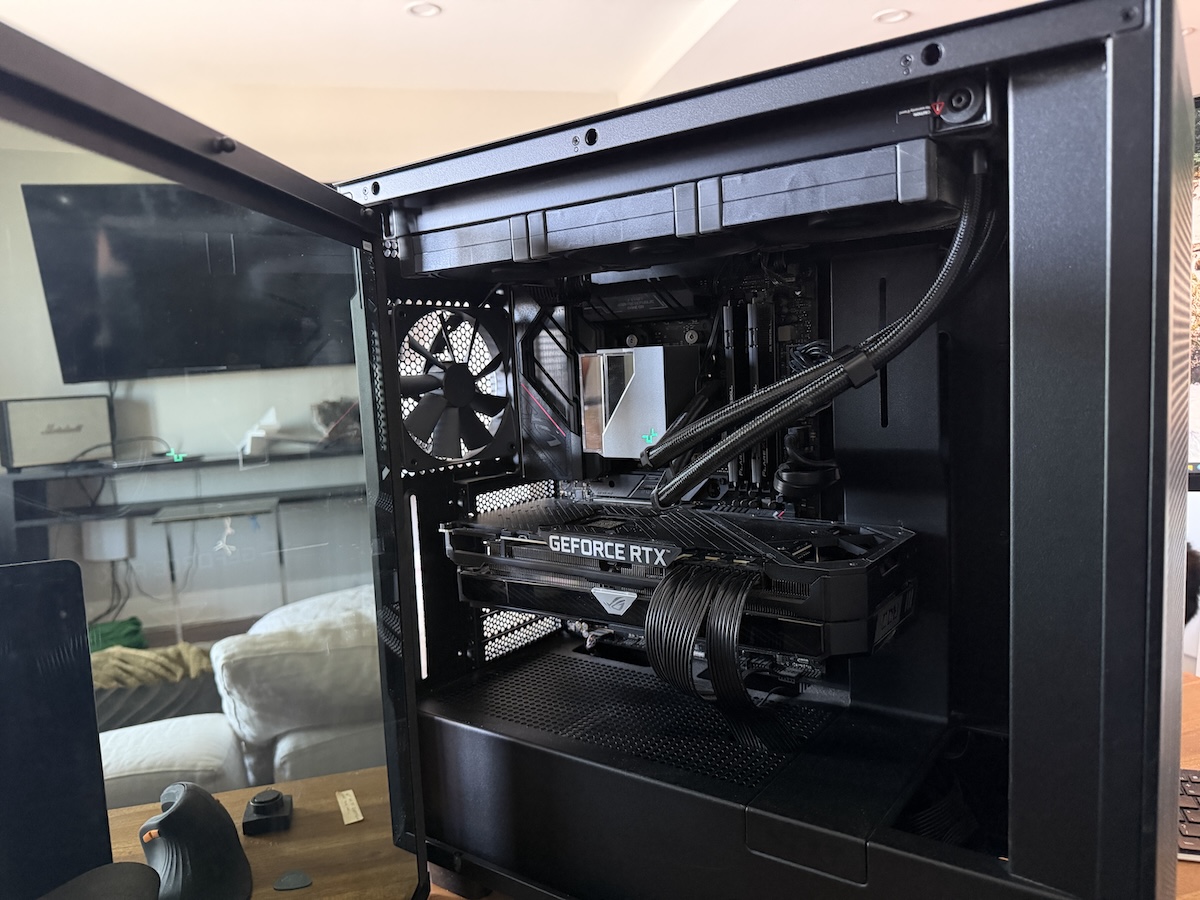 Interior open, GPU and AIO